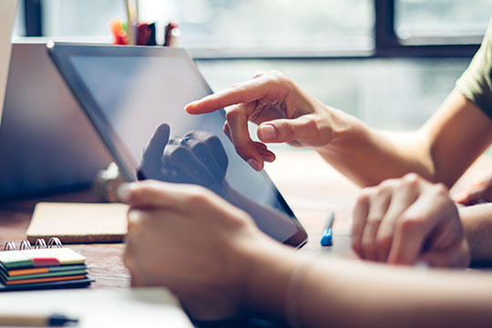 MAgnet - 2 Personen an einem Tablet