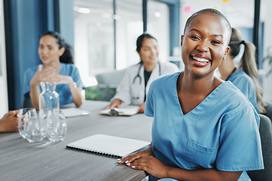 Magnet - Schwestern und Ärzte an einem Tisch