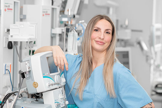 Magnet - Mitarbeiterin an Gerätschaft